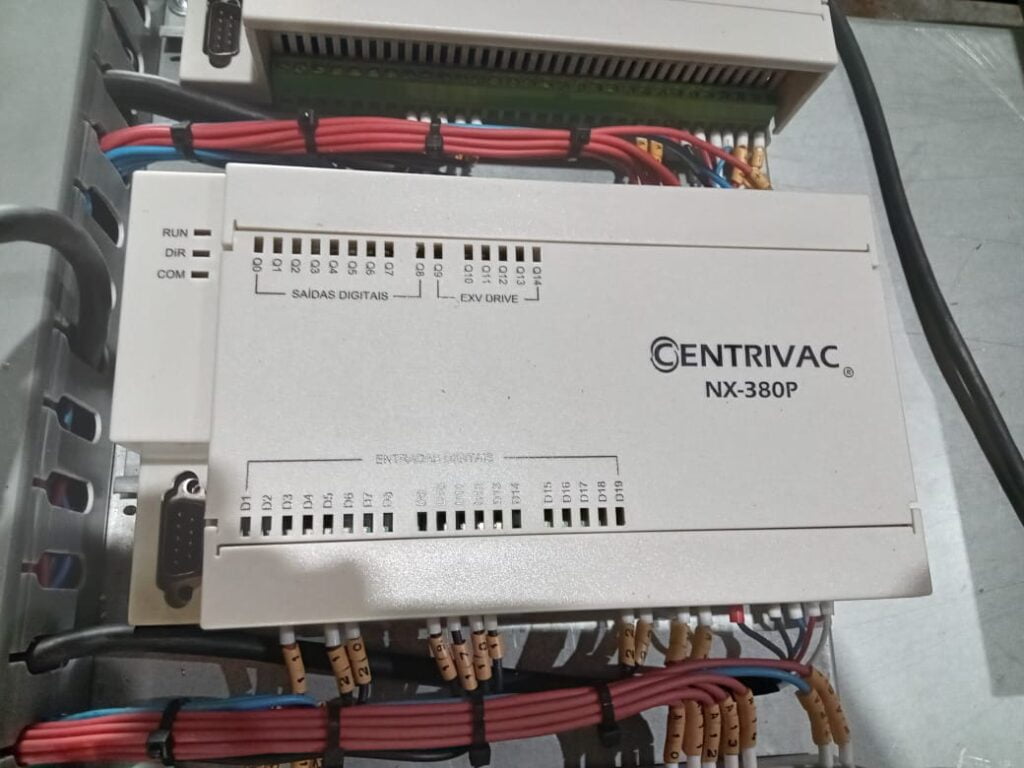 Automação e Controle de Sistemas HVAC Automação e controle de sistema HVAC, os equipamentos HVAC (Aquecimento, Ventilação e Ar Condicionado) necessitam de um sistema de controle